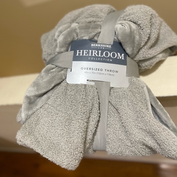 Berkshire Life Heirloom Collection Oversized Throw - Gray - Picture 5 of 6